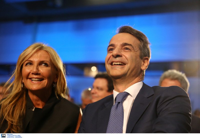 Οσα δεν έδειξαν οι κάμερες στην ομιλία Μητσοτάκη στη ΔΕΘ: Τα πηγαδάκια, οι χειραψίες, η Μαρέβα [εικόνες] | iefimerida.gr 1