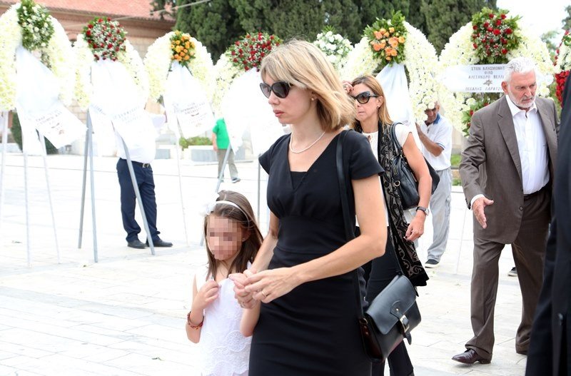 Φίλοι και συγγενείς αποχαιρέτησαν τον Αλέξανδρο Βέλιο στο Α' Νεκροταφείο Αθηνών [εικόνες] | iefimerida.gr 2