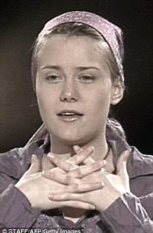 Η Νατάσα Κάμπους επιστρέφει στο σπίτι που έζησε 8 χρόνια αιχμάλωτη [εικόνες & βίντεο] | iefimerida.gr 1