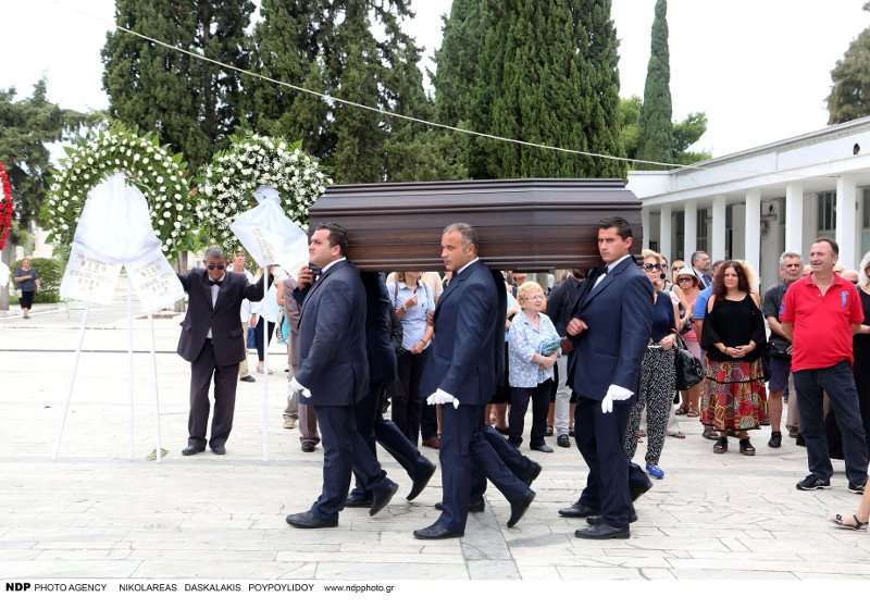 Φίλοι και συγγενείς αποχαιρέτησαν τον Αλέξανδρο Βέλιο στο Α' Νεκροταφείο Αθηνών [εικόνες] | iefimerida.gr 0