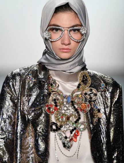 Ανιέσα Χασιμπουάν: H 30χρονη σχεδιάστρια που έφερε το χιτζάμπ στην εβδομάδα μόδας της ΝΥ [εικόνες]  | iefimerida.gr 2