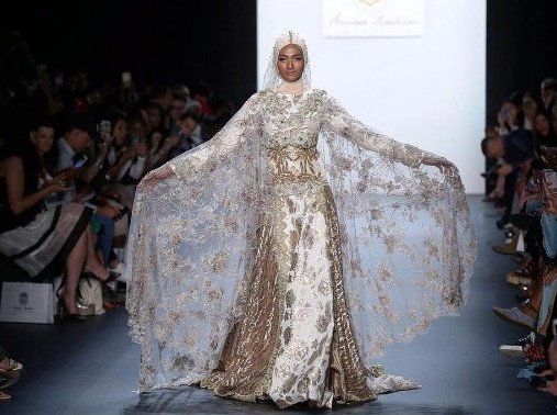 Ανιέσα Χασιμπουάν: H 30χρονη σχεδιάστρια που έφερε το χιτζάμπ στην εβδομάδα μόδας της ΝΥ [εικόνες]  | iefimerida.gr 1