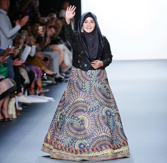 Ανιέσα Χασιμπουάν: H 30χρονη σχεδιάστρια που έφερε το χιτζάμπ στην εβδομάδα μόδας της ΝΥ [εικόνες]  | iefimerida.gr 0