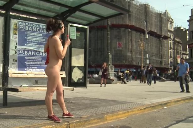 Aργεντινή: Γυναίκες διαμαρτυρήθηκαν γυμνές έξω από το Κοινοβούλιο [εικόνες] | iefimerida.gr 4