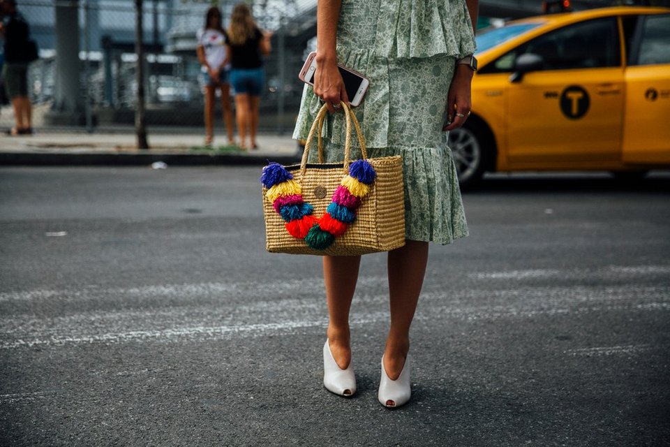 Tι φοράνε οι γυναίκες στο δρόμο της Νέας Υόρκης, το φθινόπωρο [εικόνες] | iefimerida.gr 17