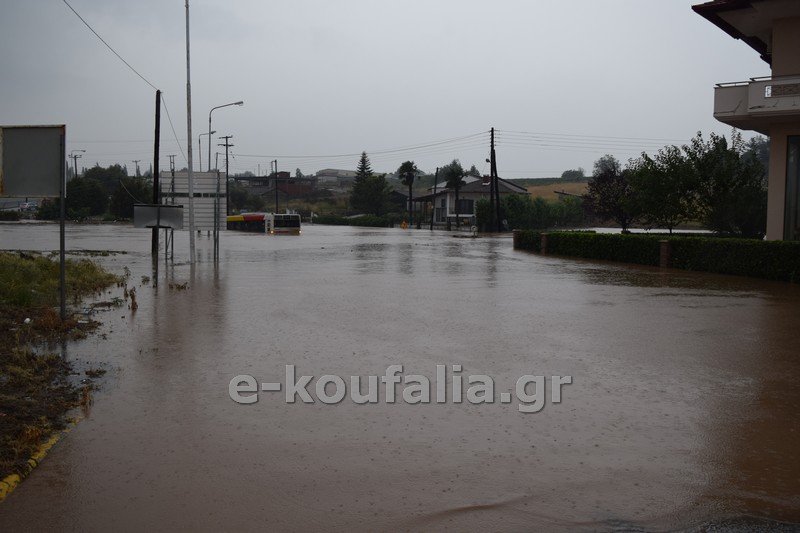 Λεωφορείο του ΟΑΣΘ γεμάτο επιβάτες έπεσε σε χείμαρρο -Ανέβηκαν στην οροφή για να γλιτώσουν [εικόνες & βίντεο] | iefimerida.gr 0