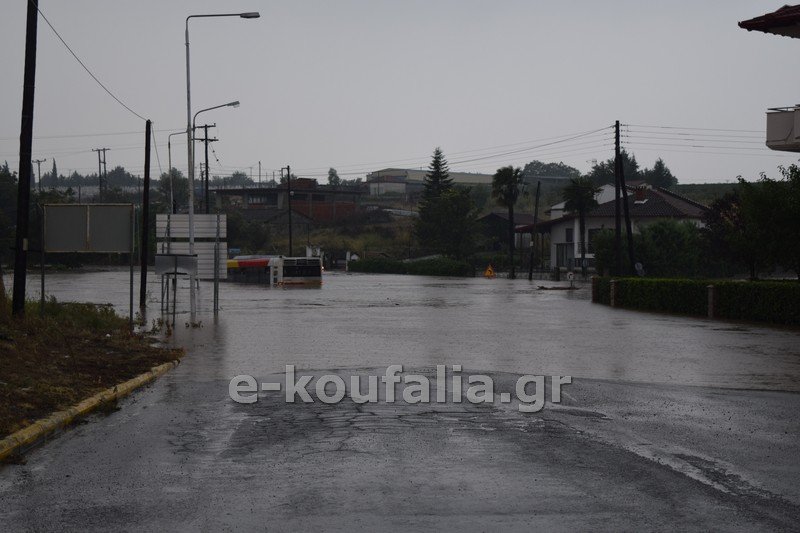Λεωφορείο του ΟΑΣΘ γεμάτο επιβάτες έπεσε σε χείμαρρο -Ανέβηκαν στην οροφή για να γλιτώσουν [εικόνες & βίντεο] | iefimerida.gr 1