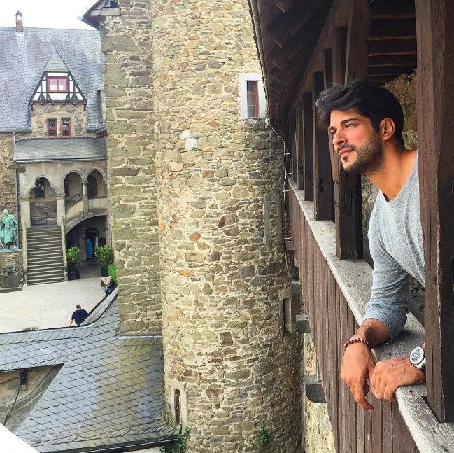 O κούκλος Τούρκος ηθοποιός που έχει τρελάνει τις Ελληνίδες [εικόνες] | iefimerida.gr 8