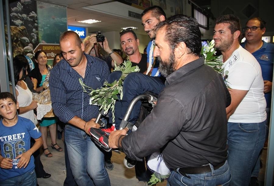 Υποδοχή ήρωα στον χρυσό Παραολυμπιονίκη Στεφανουδάκη στην Κρήτη – Τον σήκωσαν στα χέρια [εικόνες] | iefimerida.gr 2