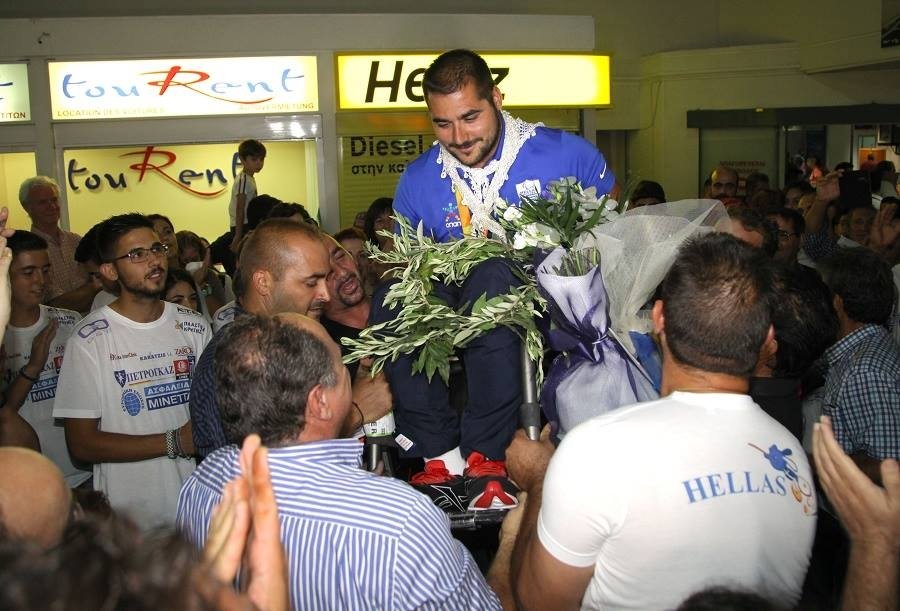 Υποδοχή ήρωα στον χρυσό Παραολυμπιονίκη Στεφανουδάκη στην Κρήτη – Τον σήκωσαν στα χέρια [εικόνες] | iefimerida.gr 3