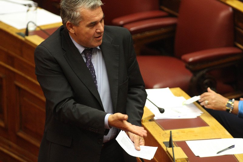 Χαμός στη Βουλή: Πρώην βουλευτές του ΣΥΡΙΖΑ πέταξαν φυλλάδια -«Ιδιωτικοποιήστε και τη μάνα σας»  [εικόνες] | iefimerida.gr 3