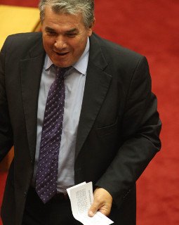 Χαμός στη Βουλή: Πρώην βουλευτές του ΣΥΡΙΖΑ πέταξαν φυλλάδια -«Ιδιωτικοποιήστε και τη μάνα σας»  [εικόνες] | iefimerida.gr 4