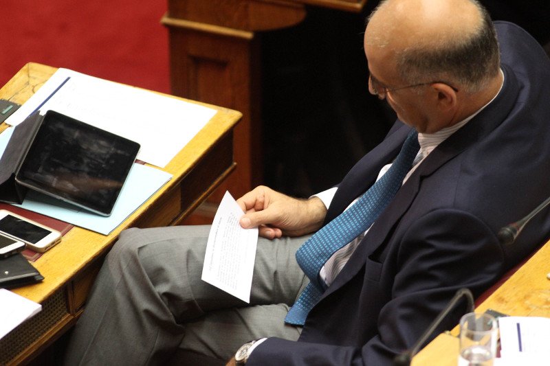 Χαμός στη Βουλή: Πρώην βουλευτές του ΣΥΡΙΖΑ πέταξαν φυλλάδια -«Ιδιωτικοποιήστε και τη μάνα σας»  [εικόνες] | iefimerida.gr 8