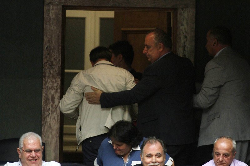 Χαμός στη Βουλή: Πρώην βουλευτές του ΣΥΡΙΖΑ πέταξαν φυλλάδια -«Ιδιωτικοποιήστε και τη μάνα σας»  [εικόνες] | iefimerida.gr 7