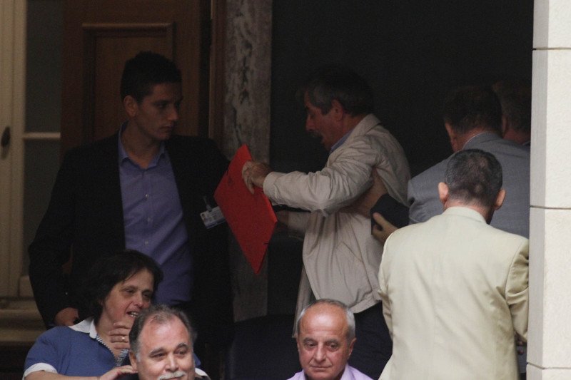 Χαμός στη Βουλή: Πρώην βουλευτές του ΣΥΡΙΖΑ πέταξαν φυλλάδια -«Ιδιωτικοποιήστε και τη μάνα σας»  [εικόνες] | iefimerida.gr 6