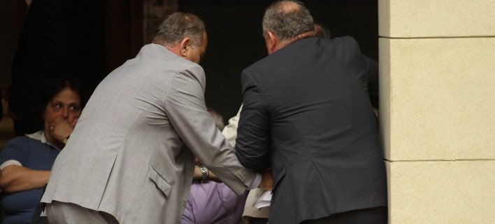 Χαμός στη Βουλή: Πρώην βουλευτές του ΣΥΡΙΖΑ πέταξαν φυλλάδια -«Ιδιωτικοποιήστε και τη μάνα σας»  [εικόνες] | iefimerida.gr 5