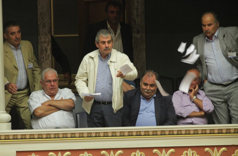 Χαμός στη Βουλή: Πρώην βουλευτές του ΣΥΡΙΖΑ πέταξαν φυλλάδια -«Ιδιωτικοποιήστε και τη μάνα σας»  [εικόνες] | iefimerida.gr 0
