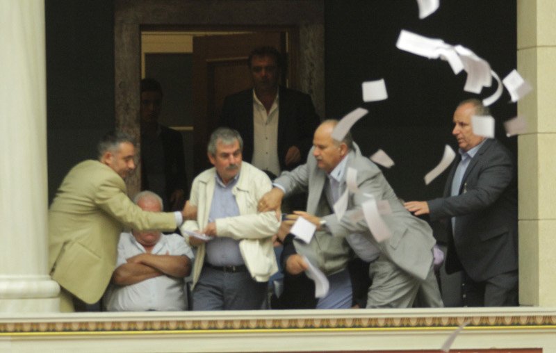 Χαμός στη Βουλή: Πρώην βουλευτές του ΣΥΡΙΖΑ πέταξαν φυλλάδια -«Ιδιωτικοποιήστε και τη μάνα σας»  [εικόνες] | iefimerida.gr 2