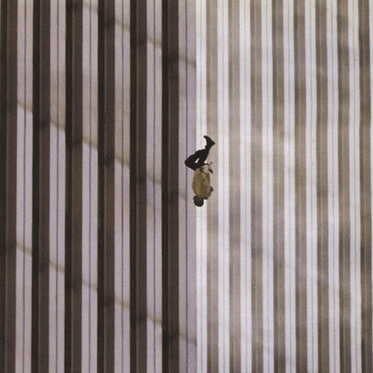 Ο άνθρωπος που πέφτει -Η φωτογραφία που συγκλόνισε τον κόσμο [εικόνες] | iefimerida.gr 1