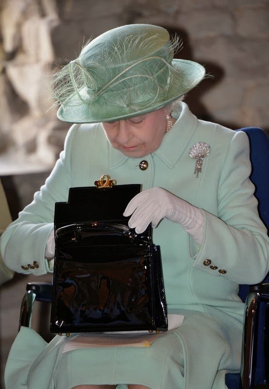 Tι μυστικά κρύβει η τσάντα της Ελισάβετ -Αποκαλύψεις [εικόνες] | iefimerida.gr 1