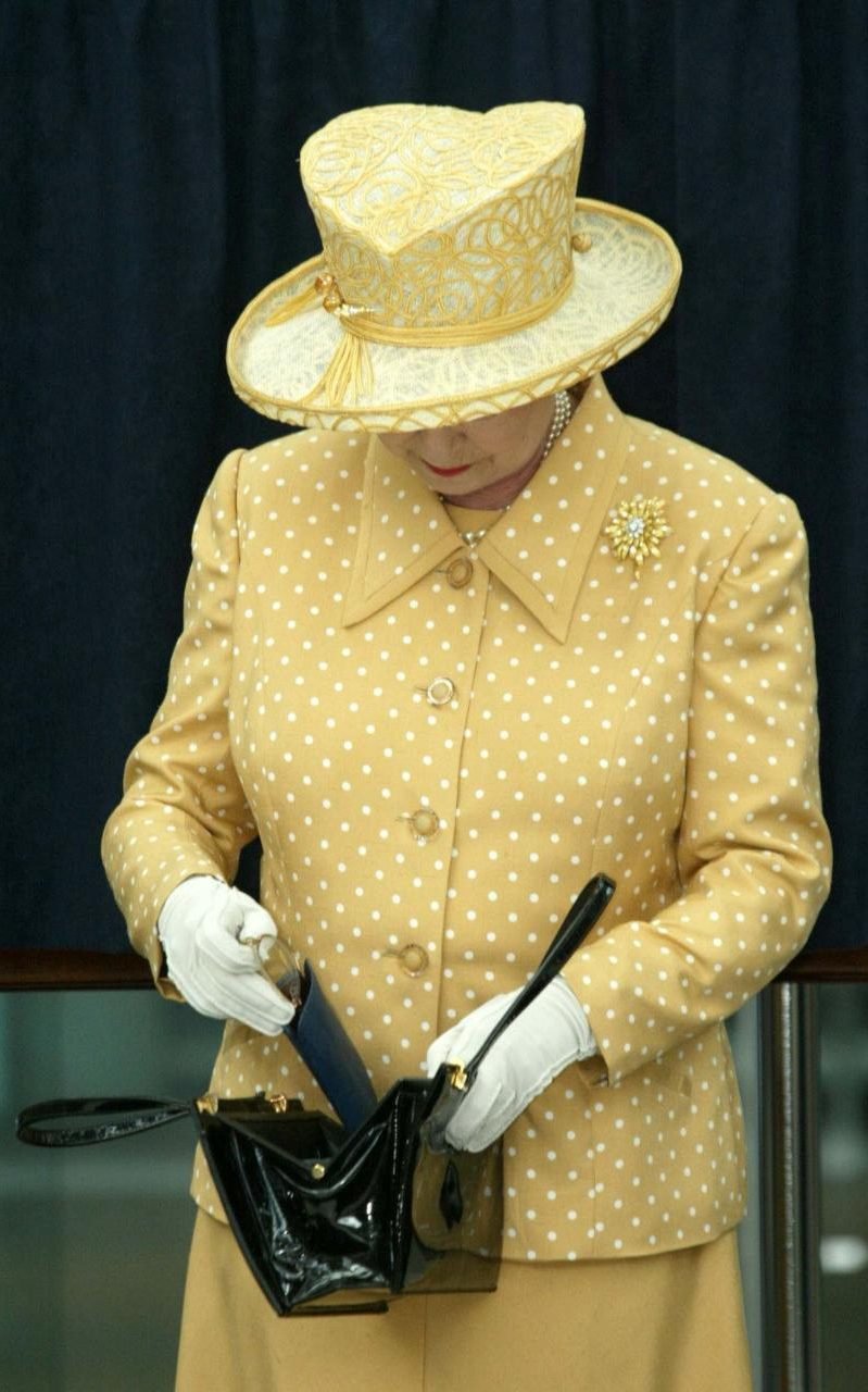 Tι μυστικά κρύβει η τσάντα της Ελισάβετ -Αποκαλύψεις [εικόνες] | iefimerida.gr 4