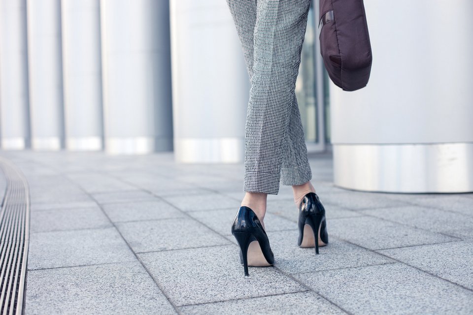 Πώς το dress code γραφείων που απαιτεί ψηλοτάκουνα προκαλεί ζημιές εκατομμυρίων | iefimerida.gr 2