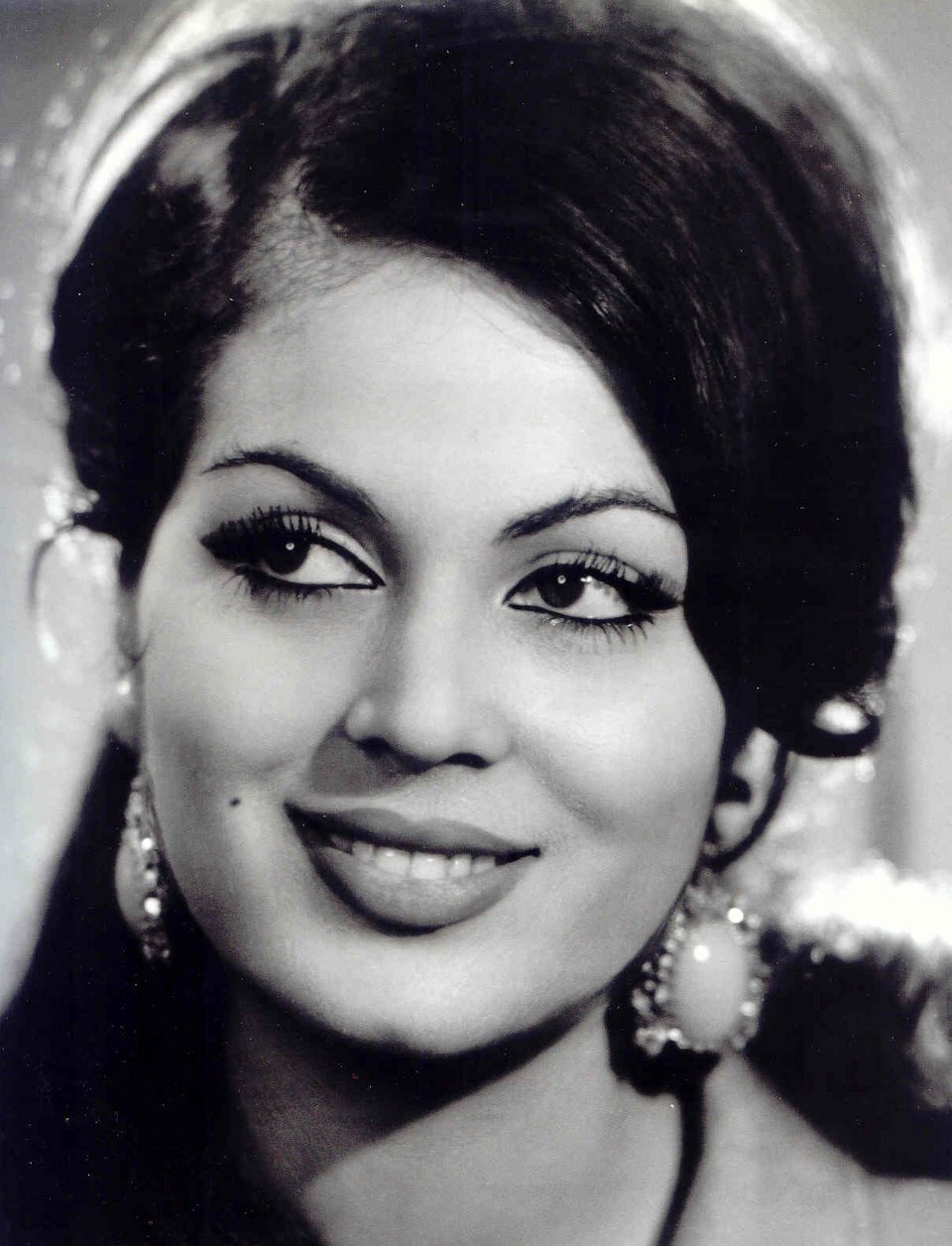 Η Τουρκάλα σταρ που ερωτεύτηκε ο Καζαντζίδης και εκείνη δεν του έριξε ούτε... βλέμμα [εικόνες] | iefimerida.gr 1