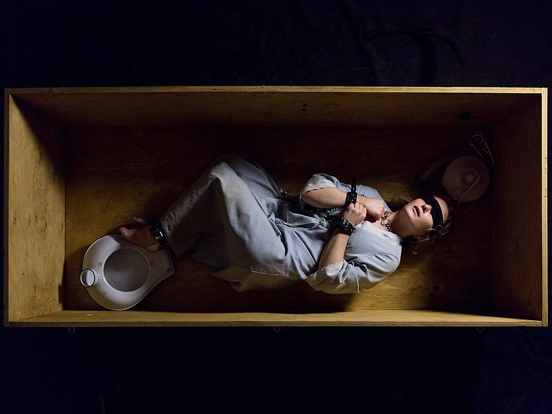 Την απήγαγαν και την είχαν σε φέρετρο για 7 χρόνια -Αυτή είναι η ιστορία της [εικόνες] | iefimerida.gr 1