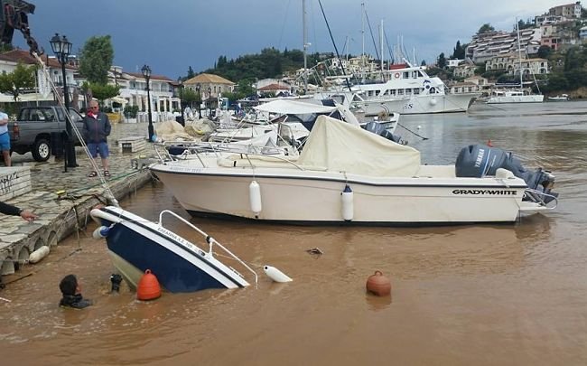 Σύβοτα, σαν να πέρασε τυφώνας -Ασύλληπτες εικόνες με βάρκες να έχουν βουλιάξει [εικόνες] | iefimerida.gr 1