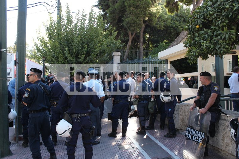 Σε πολιορκία η Βουλή από εργαζόμενους στην ιδιωτική τηλεόραση -Διαμαρτυρία κατά του «μαύρου» [εικόνες] | iefimerida.gr 0