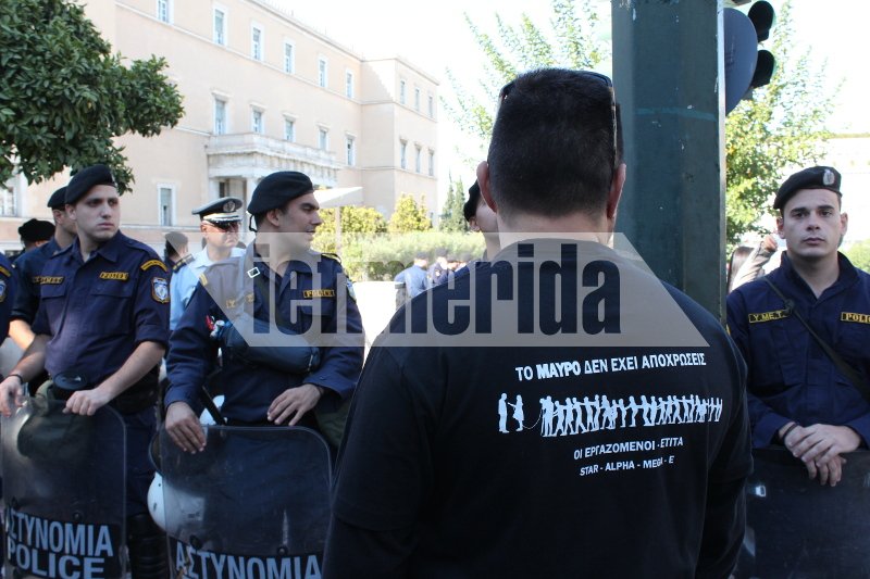 Σε πολιορκία η Βουλή από εργαζόμενους στην ιδιωτική τηλεόραση -Διαμαρτυρία κατά του «μαύρου» [εικόνες] | iefimerida.gr 1