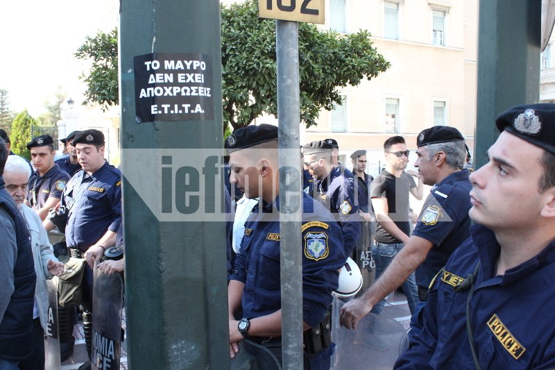 Σε πολιορκία η Βουλή από εργαζόμενους στην ιδιωτική τηλεόραση -Διαμαρτυρία κατά του «μαύρου» [εικόνες] | iefimerida.gr 2