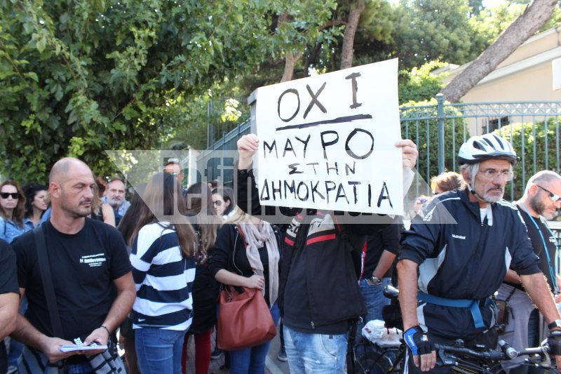 Σε πολιορκία η Βουλή από εργαζόμενους στην ιδιωτική τηλεόραση -Διαμαρτυρία κατά του «μαύρου» [εικόνες] | iefimerida.gr 3