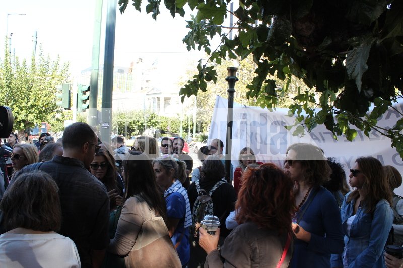 Σε πολιορκία η Βουλή από εργαζόμενους στην ιδιωτική τηλεόραση -Διαμαρτυρία κατά του «μαύρου» [εικόνες] | iefimerida.gr 4