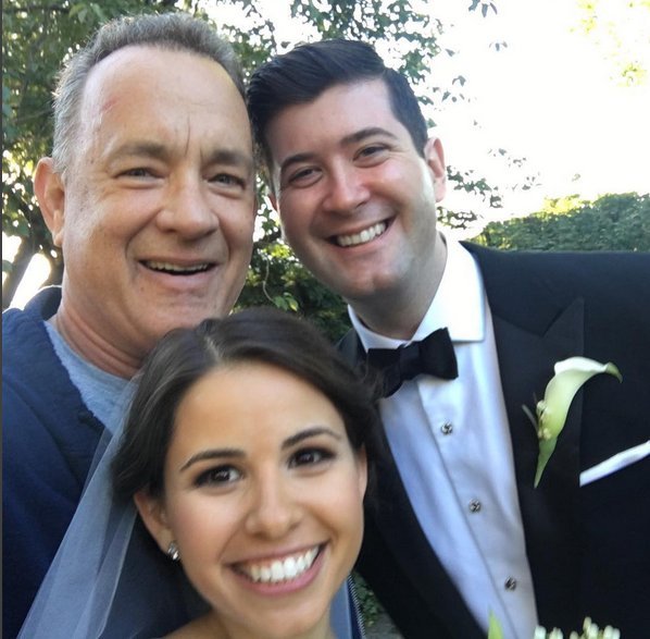 Ο Τομ Χανκς απρόσκλητος σε γάμο -Με φόρμα και αθλητικά παπούτσια [εικόνες] | iefimerida.gr 1