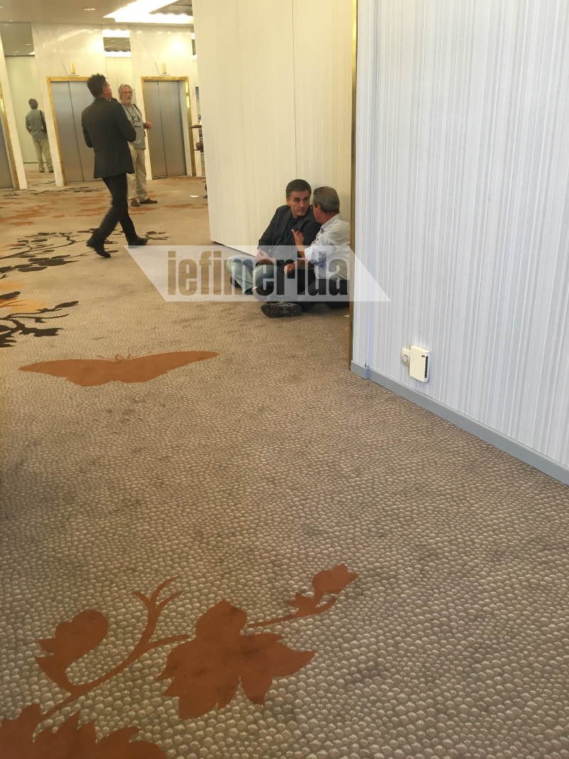 Ο Τσακαλώτος στα πατώματα, στην Κεντρική Επιτροπή -Οκλαδόν σε μία γωνία [εικόνες] | iefimerida.gr 0