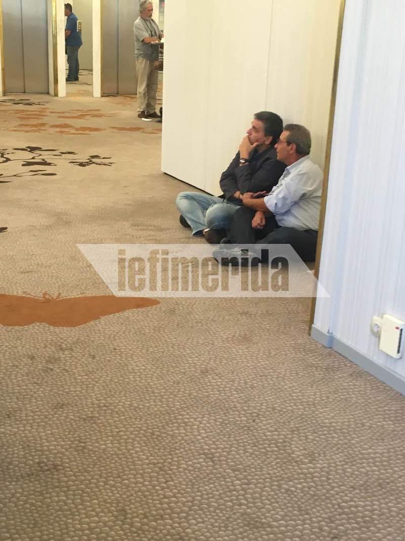 Ο Τσακαλώτος στα πατώματα, στην Κεντρική Επιτροπή -Οκλαδόν σε μία γωνία [εικόνες] | iefimerida.gr 1