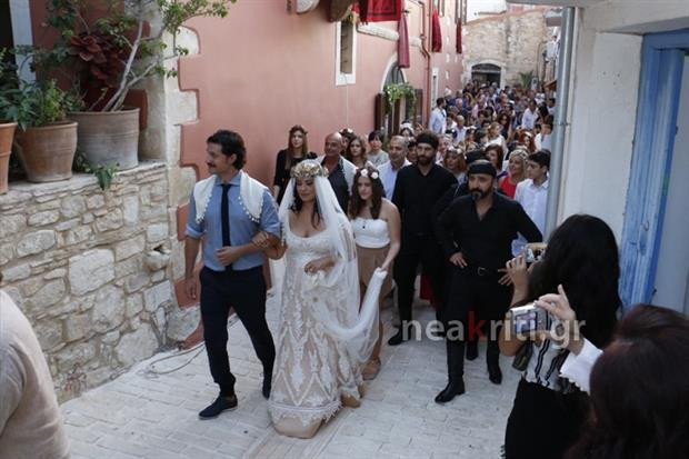 Παντρεύτηκε η Μαρία Τζομπανάκη: Την «παρέδωσε» στον γαμπρό ο γιος της Ορφέας Αυγουστίδης  [εικόνες]  | iefimerida.gr 1