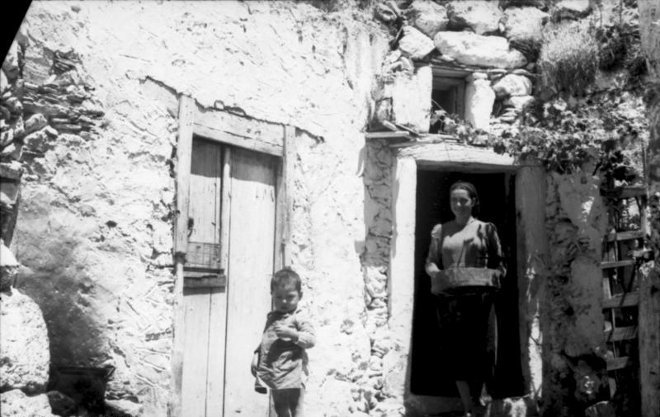 Ντοκουμέντο: Οι Ναζί τραβούσαν τουριστικές φωτογραφίες στην Βιάννο πριν το ολοκαύτωμα | iefimerida.gr 1
