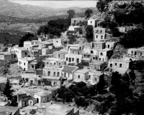 Ντοκουμέντο: Οι Ναζί τραβούσαν τουριστικές φωτογραφίες στην Βιάννο πριν το ολοκαύτωμα | iefimerida.gr 4