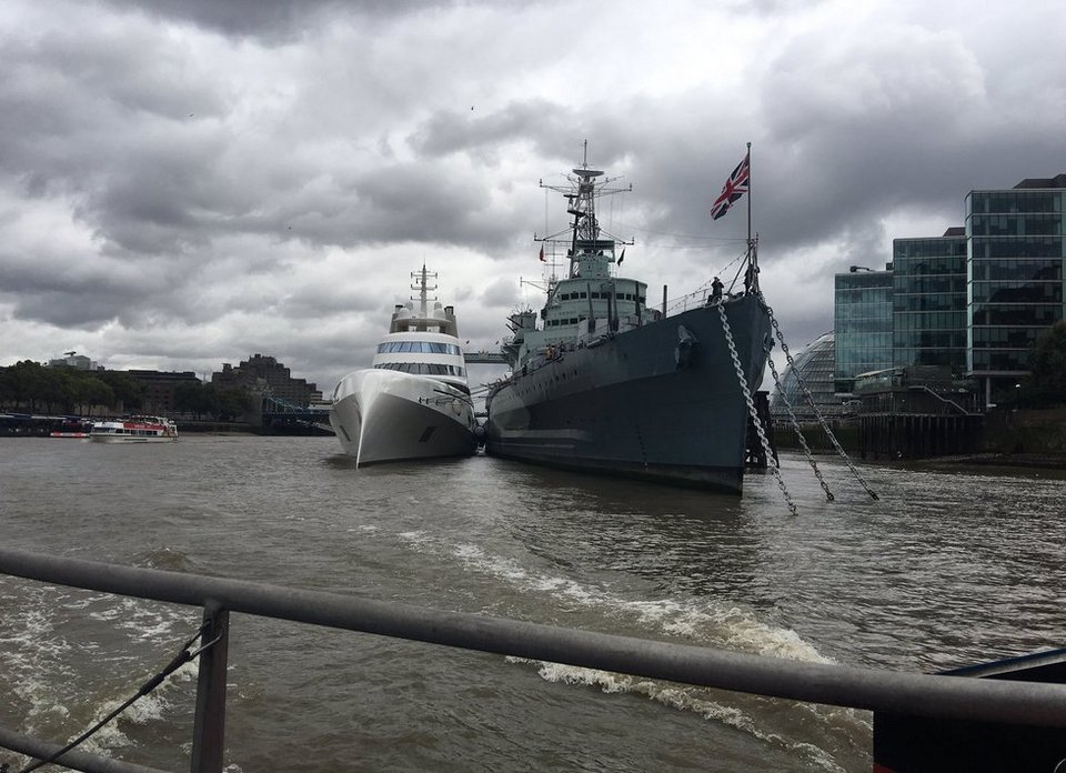 Το υπερπολυτελές γιοτ που τρέλανε τους Λονδρέζους -Εκανε βόλτες στον Τάμεση [εικόνες] | iefimerida.gr 0