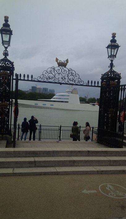 Το υπερπολυτελές γιοτ που τρέλανε τους Λονδρέζους -Εκανε βόλτες στον Τάμεση [εικόνες] | iefimerida.gr 1