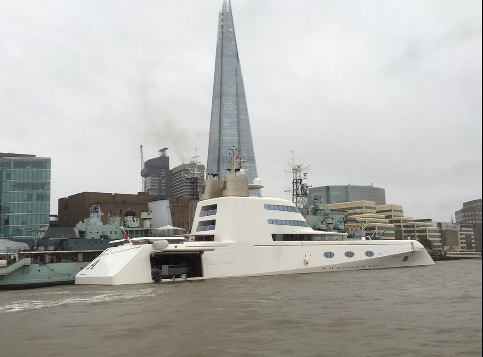 Το υπερπολυτελές γιοτ που τρέλανε τους Λονδρέζους -Εκανε βόλτες στον Τάμεση [εικόνες] | iefimerida.gr 2