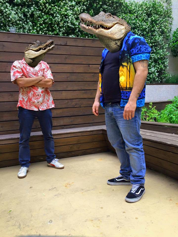 Δύο θεοπάλαβοι τύποι στην Αθήνα φτιάχνουν μπέργκερ με κροκόδειλο! Είναι νόστιμο! [εικόνες] | iefimerida.gr 1