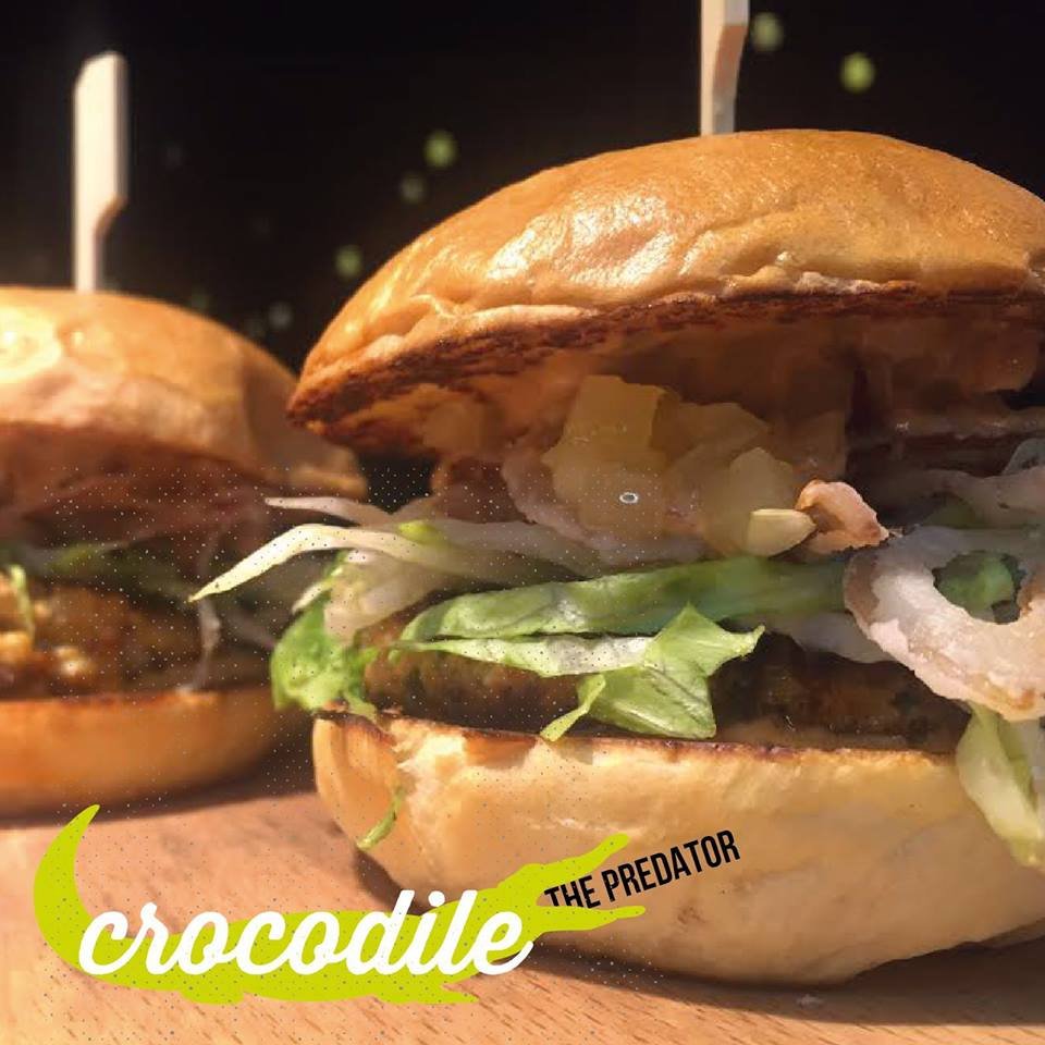 Δύο θεοπάλαβοι τύποι στην Αθήνα φτιάχνουν μπέργκερ με κροκόδειλο! Είναι νόστιμο! [εικόνες] | iefimerida.gr 3