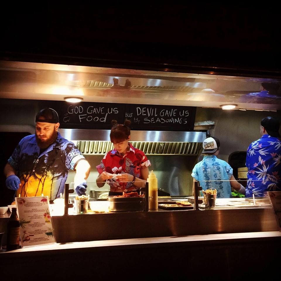 Δύο θεοπάλαβοι τύποι στην Αθήνα φτιάχνουν μπέργκερ με κροκόδειλο! Είναι νόστιμο! [εικόνες] | iefimerida.gr 2