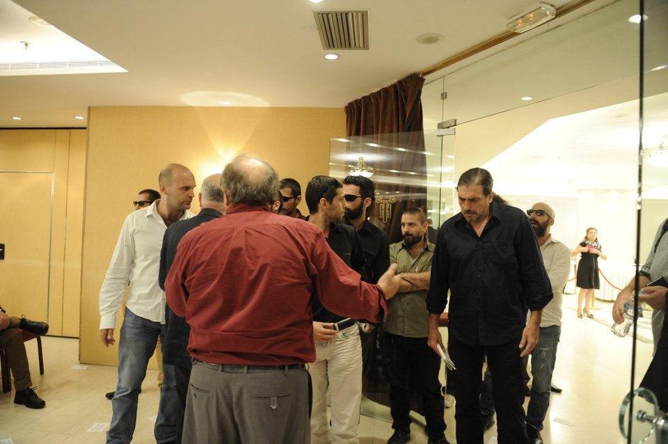 «Ντου» με... κοστούμια από τον Ρουβίκωνα σε ομιλία Τσακαλώτου- Σταθάκη [εικόνες] | iefimerida.gr 3