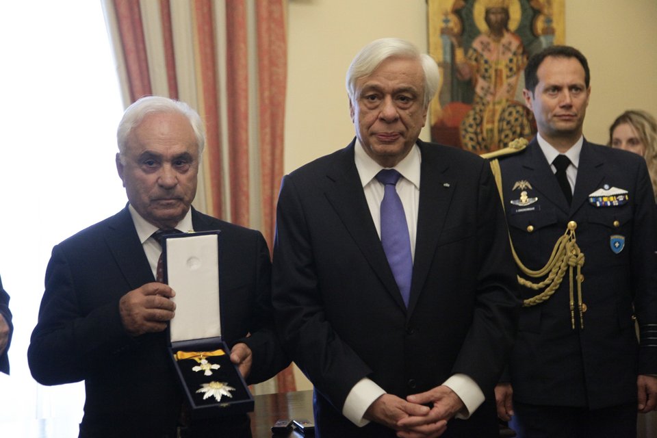 Παρασημοφόρηση των καθηγητών Θέμελη-Σταμπολίδη από τον Παυλόπουλο [εικόνες] | iefimerida.gr 0