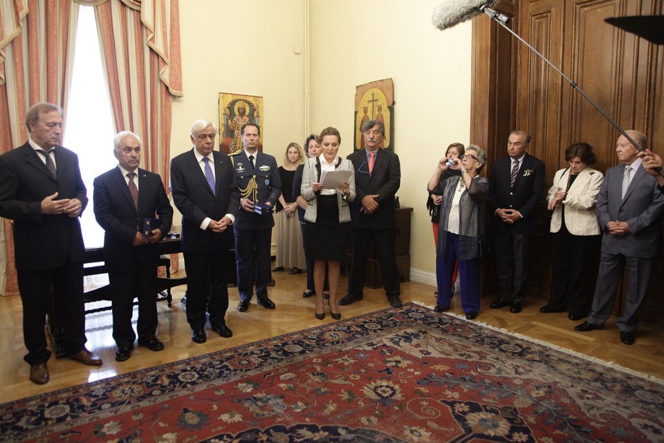 Παρασημοφόρηση των καθηγητών Θέμελη-Σταμπολίδη από τον Παυλόπουλο [εικόνες] | iefimerida.gr 1