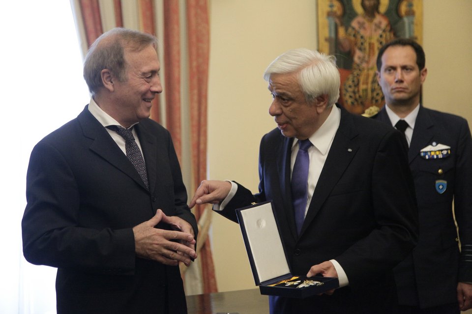 Παρασημοφόρηση των καθηγητών Θέμελη-Σταμπολίδη από τον Παυλόπουλο [εικόνες] | iefimerida.gr 3